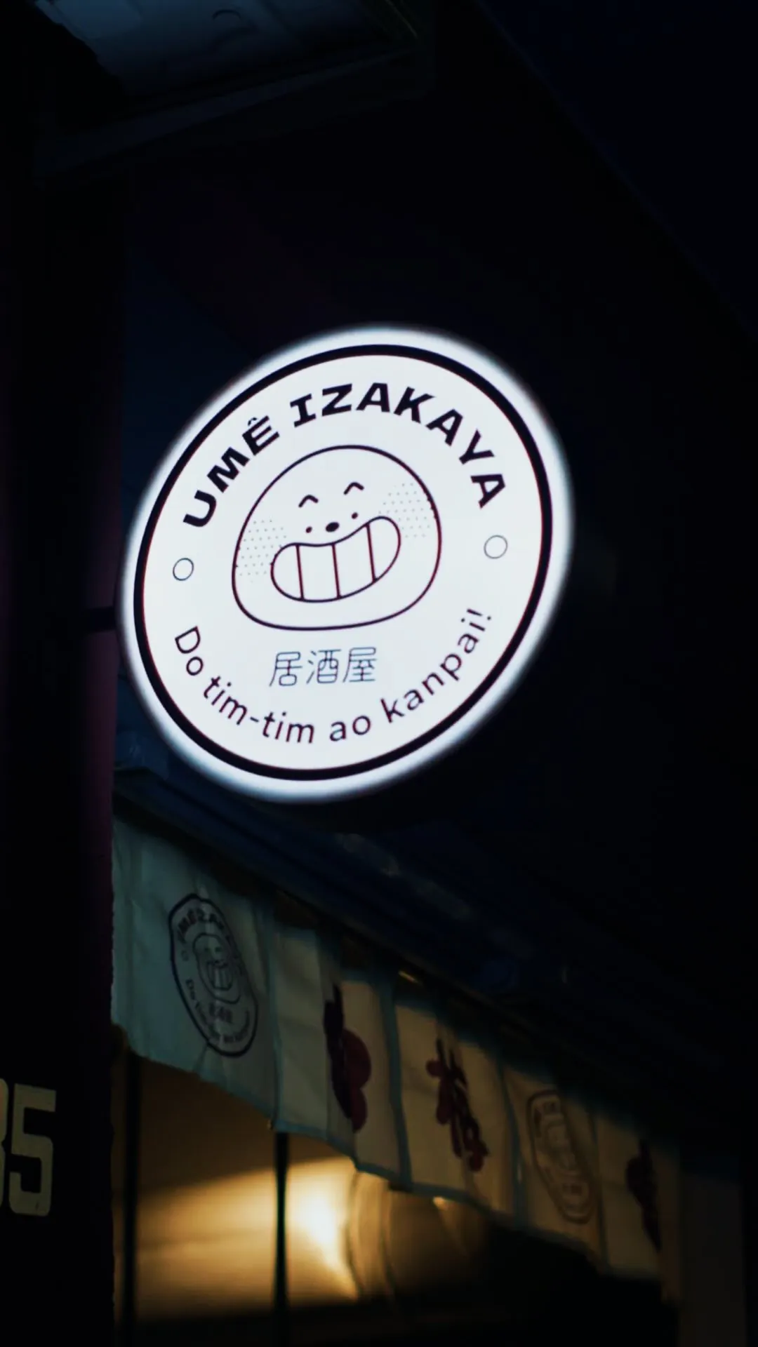 Placa do Umê acesa à noite